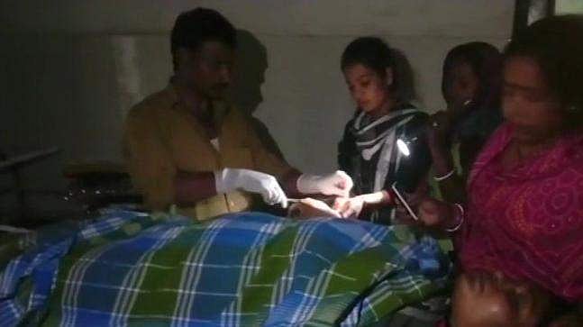 ടോര്ച്ച് വെളിച്ചത്തില് ഓപ്പറേഷന് വിധേയയായ സ്ത്രീ മരിച്ചു: ഹോസ്പിറ്റല് അധികൃതര്ക്കെതിരെ കുടുംബം