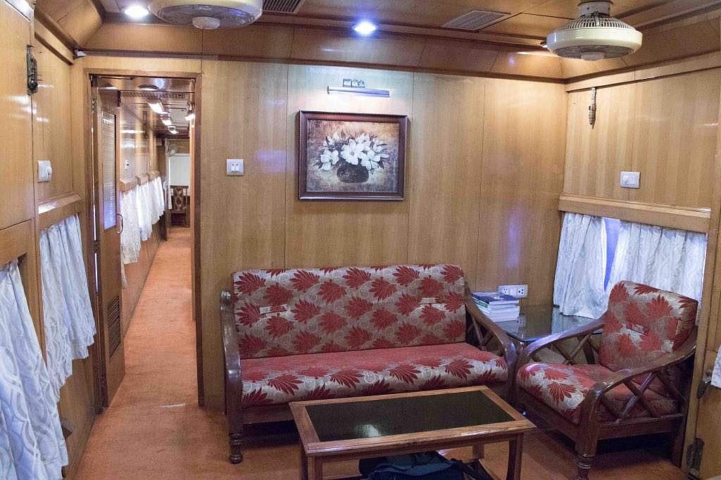 ഇനി വീട്ടിലേതുപോലെ താമസിച്ച് യാത്ര ചെയ്യാം ; സലൂണ്‍ കോച്ചുമായി ഇന്ത്യന്‍ റെയില്‍വേ