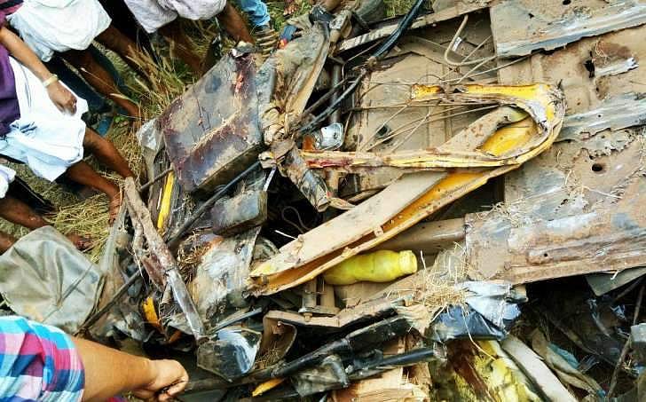 വളാഞ്ചേരിയില്‍ കണ്ടെയ്‌നര്‍ ലോറി ഒാേട്ടാക്ക് മുകളില്‍ മറിഞ്ഞ് മൂന്ന് പേര്‍ മരിച്ചു