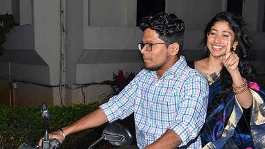ട്രാഫിക് ബ്ലോക്ക് പണി തന്നു; അസിസ്റ്റന്റിന്റെ ബൈക്കില്‍ കയറി സിനിമ പ്രമോഷനെത്തി സായി പല്ലവി