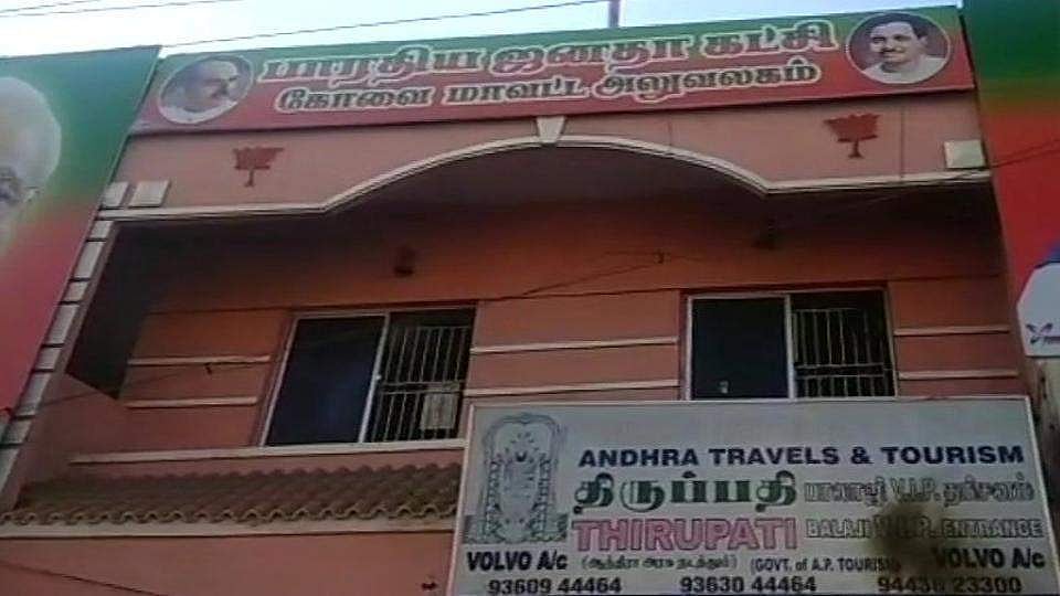 പെരിയാര്‍ പ്രതിമ തകര്‍ത്തതിന് പിന്നാലെ ബിജെപി ഓഫീസിന് നേരെ പെട്രോള്‍ ബോംബേറ് 