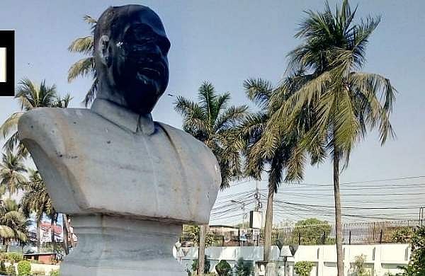 സംഘപരിവാര്‍ സൈദ്ധാന്തികന്‍ ശ്യാമപ്രസാദ് മുഖര്‍ജിയുടെ പ്രതിമയ്ക്ക് നേരെയും ആക്രമണം ; ആറുപേര്‍ കസ്റ്റഡിയില്‍