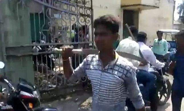 പത്രിക നല്‍കാന്‍ എത്തുന്നവരെ തടയാന്‍ കത്തിയും കഠാരയുമായി തൃണമൂല്‍ അക്രമി സംഘം; സമയം നീട്ടിനല്‍കിയ ഉത്തരവ് പിന്‍വലിച്ച് തെരഞ്ഞെടുപ്പ് കമ്മീഷന്‍
