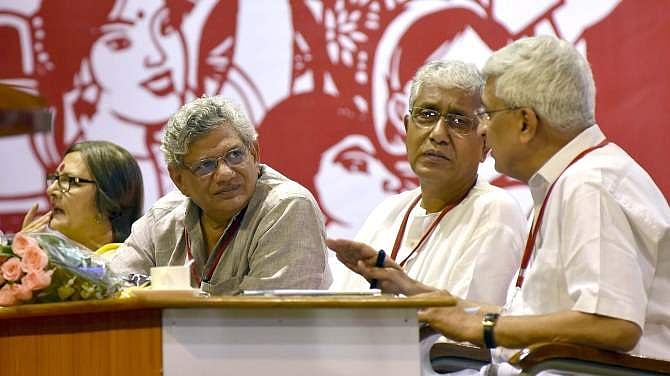 രണ്ടും കല്‍പിച്ച് യെച്ചൂരി;  ബദല്‍ രേഖ അവതരിപ്പിക്കും, സമവായ ശ്രമവുമായി മണിക് സര്‍ക്കാര്‍ 