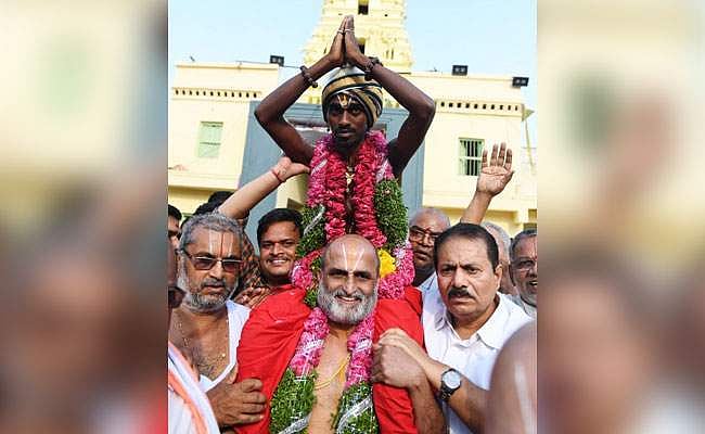 ഹൈദരാബാദില്‍ ദളിത് യുവാവിനെ ചുമലിലേറ്റി ക്ഷേത്രം പൂജാരി: വീഡിയോ വൈറല്‍