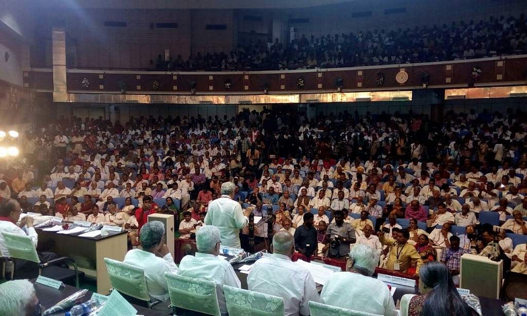 പുതിയ കേന്ദ്രകമ്മിറ്റിയെയും പൊളിറ്റ് ബ്യൂറോയെയും ചൊല്ലി സിപിഎമ്മില്‍ തര്‍ക്കം ; കേന്ദ്രകമ്മിറ്റി അംഗങ്ങളെ കണ്ടെത്താന്‍ വോട്ടെടുപ്പ് വേണമെന്ന് ബംഗാള്‍