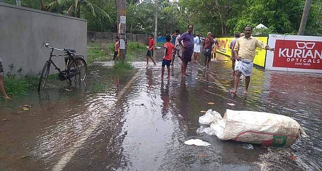 കേരളത്തിലെ തീരപ്രദേശങ്ങളില്‍ ശക്തമായ കടലാക്രമണം