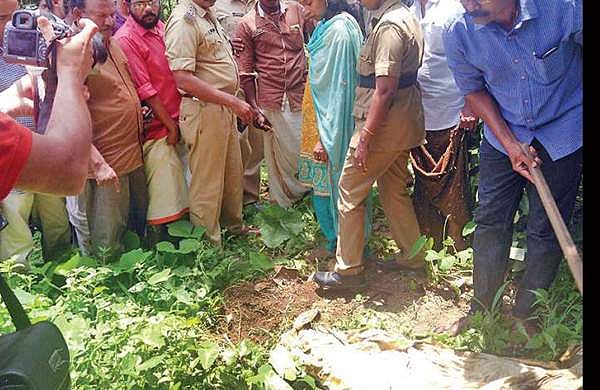 നവജാത ശിശുവിനെ കൊന്നു കുഴിച്ചുമൂടിയത് വൈകല്യം ഉണ്ടാവുമെന്ന ഭയം നിമിത്തം; അമ്മയും അച്ഛനും അറസ്റ്റില്‍