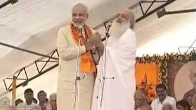 മോദിയെ അനുഗ്രഹിച്ച് ആസാറാം ബാപ്പു; ബലാത്സംഗകേസിലെ ശിക്ഷ 'ആഘോഷമാക്കി' സോഷ്യല്‍ മീഡിയ
