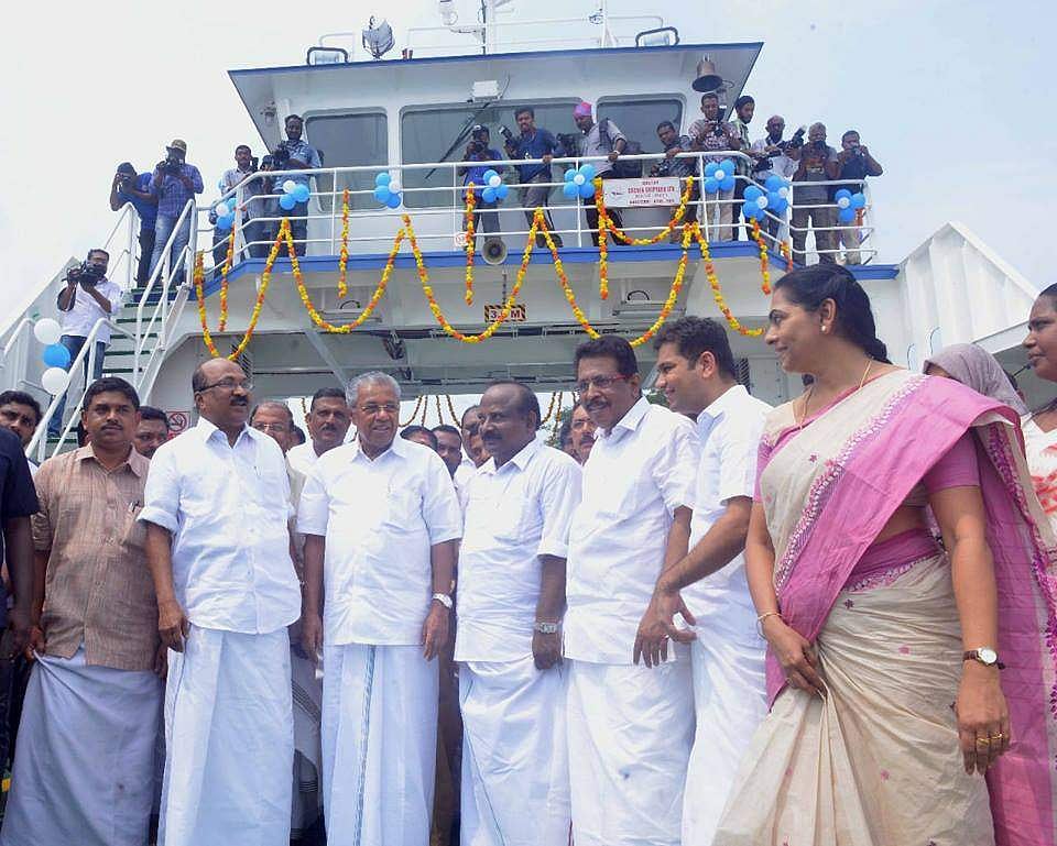 ലൈസന്സ് ഇല്ല; കൊട്ടിഘോഷിച്ച് ഇന്നലെ മുഖ്യമന്ത്രി ഉദ്ഘാടനം ചെയ്ത റോറോ സര്വീസ് നിര്ത്തി