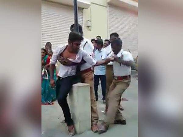യുവാവ് ഹെല്‍മെറ്റ് ധരിച്ചില്ല; അമ്മയുടെ മുന്നിലിട്ട് കൂട്ടമായി തല്ലി പൊലീസ്; വീഡിയോ വൈറല്‍