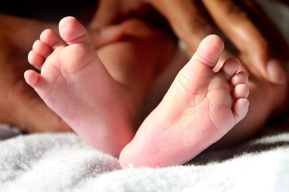 കളിക്കുന്നതിനിടയില്‍ തിളച്ച പഞ്ചസാര ലായനിയില്‍ വീണു; മൂന്ന് വയസുകാരിക്ക് ദാരുണാന്ത്യം