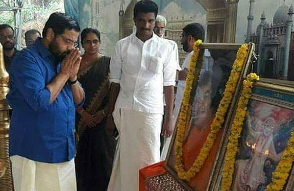 സായിബാബയുടെ ചിത്രത്തിനു മുന്നില്‍ തൊഴുകൈകളോടെ കടകംപള്ളി, ദേവസ്വം മന്ത്രിയുടെ 'ഭക്തിഭാവം' വീണ്ടും വൈറല്‍