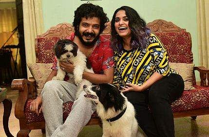 'റീതു പാട്ടു പാടാന്‍ തുടങ്ങിയതോടെ അവളുടെ വിറയല്‍ നിന്നു, പതിയെ ശബ്ദങ്ങളുണ്ടാക്കാന്‍ തുടങ്ങി'; നായകളുടെ സംഗീത പ്രേമത്തെക്കുറിച്ച് ശ്രീനാഥ് ഭാസി