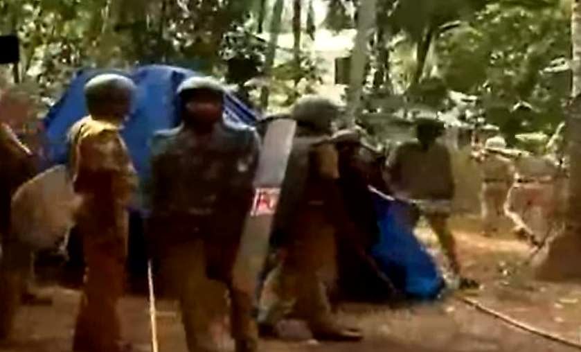 ദേശീയപാത സര്‍വേക്കെതിരെ പ്രതിഷേധം : വേങ്ങരയില്‍ സംഘര്‍ഷം, ലാത്തിച്ചാര്‍ജ്, പൊലീസ് ഗ്രനേഡ് പ്രയോഗിച്ചു