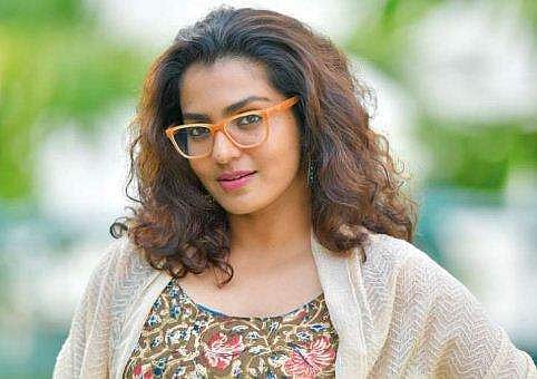 ഞാന്‍ സൂപ്പര്‍ ഫീമെയ്ല്‍ അല്ല;സൈബര്‍ ആക്രമണങ്ങളില്‍ വീട്ടുകാര്‍ക്ക് പേടിയുണ്ട്: പാര്‍വതി