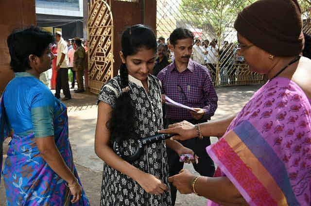 മെറ്റല്‍ ഹുക്ക് ഉള്ള അടിവസ്ത്രം അഴിച്ചുമാറ്റേണ്ടിവന്നു ; നീറ്റ് പരീക്ഷയ്ക്കിടെ നിരീക്ഷകന്റെ തുറിച്ചുനോട്ടം പ്രതിരോധിക്കാന്‍ ചോദ്യപേപ്പറിനെ ആശ്രയിച്ച് വിദ്യാര്‍ത്ഥിനി 