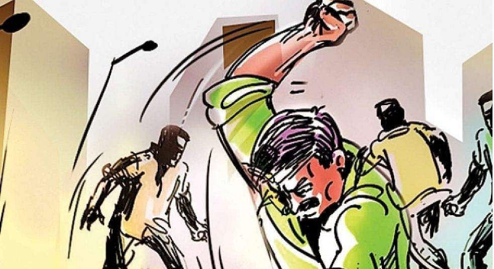 കോപ്പിയടി പിടിച്ചു; അധ്യാപകന്റെ കൈ പ്ലസ് ടു വിദ്യാര്‍ത്ഥി തല്ലി ഒടിച്ചു; വധശ്രമത്തിന് കേസെടുത്തു