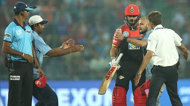 ഒന്നും ചെയ്യരുത്, ആരാധകനെ സുരക്ഷാ ഉദ്യോഗസ്ഥര്‍ പിടികുടിയപ്പോള്‍ കോഹ് ലി പറഞ്ഞു