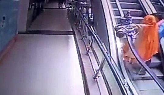 എസ്‌കലേറ്ററില്‍ അമ്മയുടെ കയ്യില്‍ നിന്ന് കുഞ്ഞ് താഴെ വീണ് മരിച്ചു: അപകടം സെല്‍ഫി എടുക്കുന്നതിനിടക്ക്