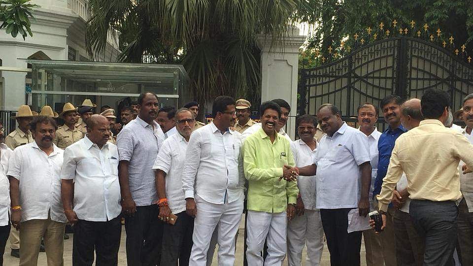 ഗവര്‍ണര്‍ കൈവിട്ട കളിക്കില്ല, നിയമോപദേശം തേടും; തിരക്കിട്ട ചര്‍ച്ചകളുമായി ബിജെപി    