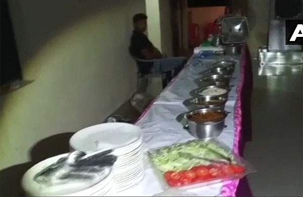 ദലിതരുടെ വീട്ടില് ഭക്ഷണം: യുപി മന്ത്രിക്കായി ഫൈവ് സ്റ്റാര് സദ്യ പുറത്തുനിന്ന്, മന്ത്രിയുടെ വരവ് അറിഞ്ഞുപോലുമില്ലെന്ന് ഗൃഹനാഥന്