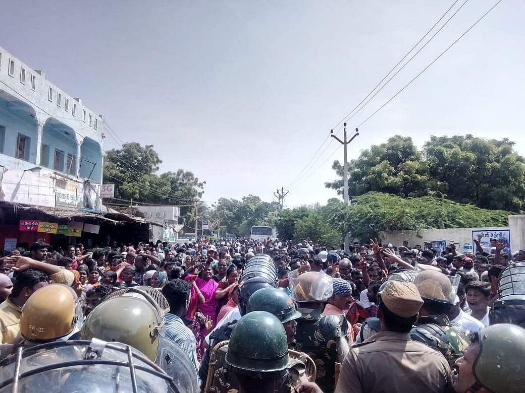 തൂത്തുക്കുടി പൊലീസ് വെടിവെയ്പിന് പിന്നാലെ അക്രമാസക്തരായി ജനം; കലക്ടറേറ്റിന് തീവെച്ചു; വെടിവെച്ചത് സ്ഥിതി നിയന്ത്രിക്കാനെന്ന് മുഖ്യമന്ത്രി