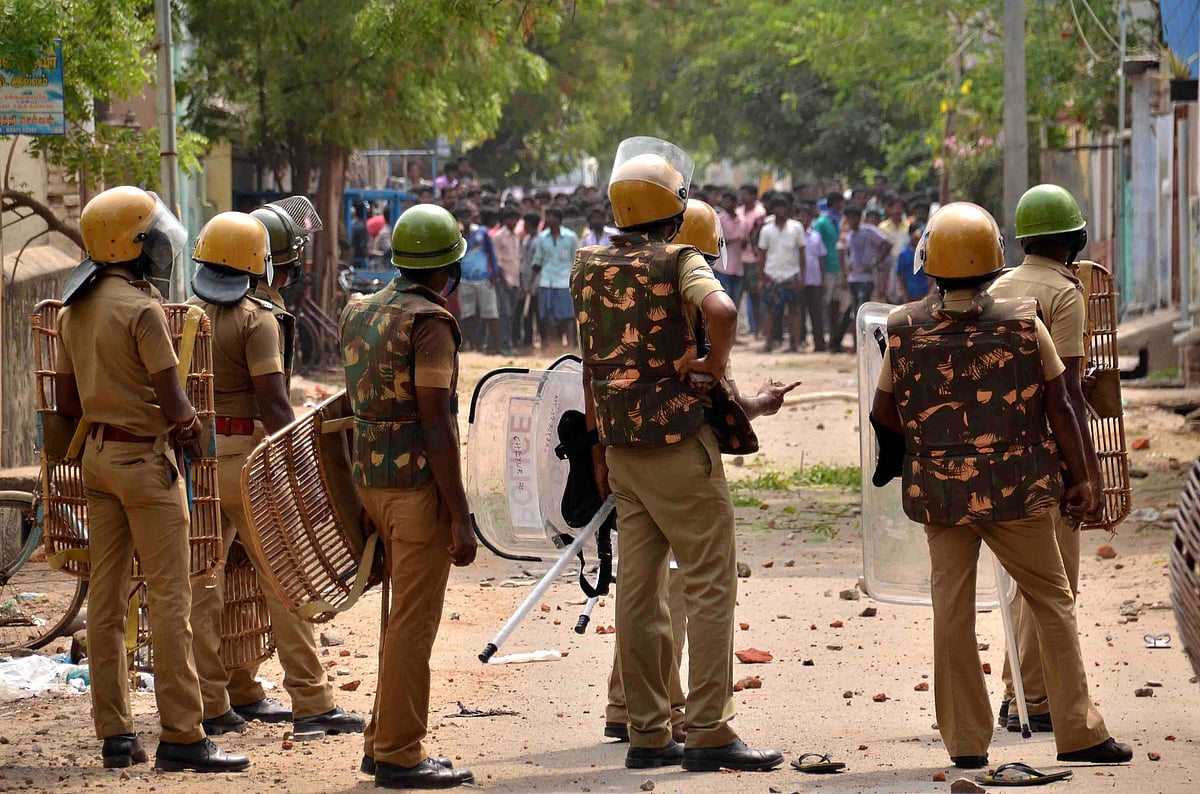 ഇന്റര്നെറ്റ് സംവിധാനങ്ങള് വിച്ഛേദിച്ചു; ഒറ്റപ്പെട്ട് തൂത്തുക്കുടി; കേന്ദ്ര ആഭ്യന്തരമന്ത്രി റിപ്പോര്ട്ട് തേടി
