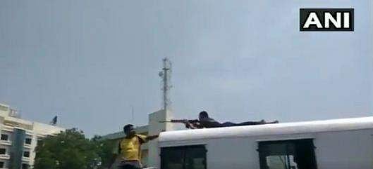 തൂത്തുക്കുടിയിലെ വെടിവെപ്പ് ആസൂത്രിതം?; പൊലീസ് വാനിന് മുകളില്‍ നിന്ന് വെടിവെക്കുന്ന ദൃശ്യങ്ങള്‍ പുറത്ത്‌ 