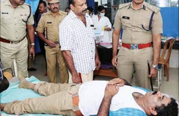 എസ്‌ഐയെ കോടതിമുറിയില്‍ ജഡ്ജിയുടെ മുന്നിലിട്ട് അഭിഭാഷകര്‍ തല്ലിച്ചതച്ചു