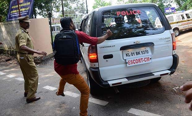 കരിങ്കൊടി കാണിക്കാനെത്തിയ യൂത്ത് കോണ്‍ഗ്രസ് പ്രവര്‍ത്തകനെ മുഖ്യമന്ത്രിയുടെ അകമ്പടി വാഹനം ഇടിച്ചു