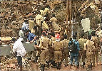 കോഴിക്കോട് കെട്ടിടനിർമ്മാണത്തിനിടെ മണ്ണിടിഞ്ഞ് വീണ് അപകടം;ഏഴുപേരെ രക്ഷപ്പെടുത്തി