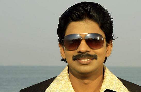 മൂന്നാംകിട ചാനലിന്റെ അവാര്‍ഡായിരുന്നെങ്കില്‍ ആര് കൊടുത്താലും ഇവര്‍ ഇളിച്ചു കൊണ്ട് വാങ്ങിയേനെ: സന്തോഷ് പണ്ഡിറ്റ് 