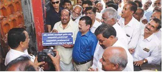 ഷര്‍ട്ട് ഊരിയേ ക്ഷേത്രത്തില്‍ കയറാവൂ എന്നത് ഏത് ശാസ്ത്രത്തിന്റെ പിന്‍ബലത്തില്‍ ? എസ്എന്‍ഡിപി ക്ഷേത്രങ്ങളില്‍ ഇനി ഷര്‍ട്ടിട്ട് കയറാമെന്ന് വെള്ളാപ്പള്ളി