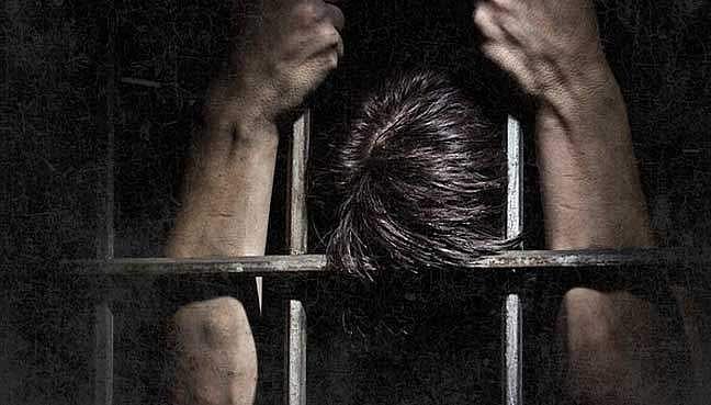 സംസ്ഥാനത്ത് വീണ്ടും ലോക്കപ്പ് മര്ദനം ; പരിക്കേറ്റ യുവാവ് പൊലീസ് സ്റ്റേഷന് മുന്നില് കുഴഞ്ഞു വീണു