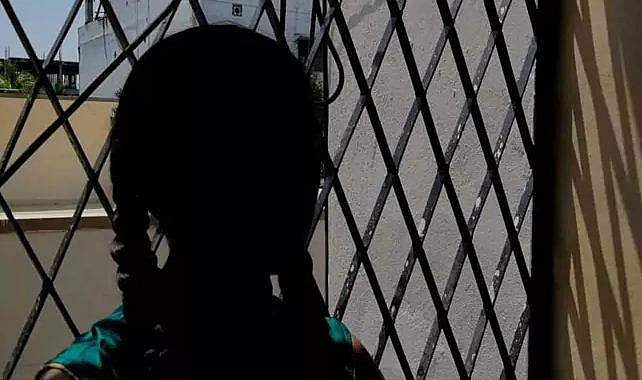 'ഡാഡിയോട് പറഞ്ഞു,  അങ്ങനെ ചെയ്യരുതെന്ന്; രണ്ടാനച്ഛനില്‍ നിന്നുണ്ടായ പീഡനത്തെക്കുറിച്ച് തുറന്നു പറഞ്ഞ് 13കാരി