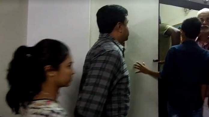 മഞ്ജുവിന്റെ പിതാവിന് ആദരാഞ്ജലി അര്‍പ്പിക്കാന്‍ മകള്‍ക്കൊപ്പം ദിലീപെത്തി