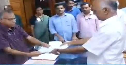 നാമനിര്‍ദേശപത്രിക നല്‍കാന്‍ ഒറ്റക്കെട്ടായി എല്‍ഡിഎഫ്; എളമരം കരീം, ബിനോയ് വിശ്വം പത്രിക നല്‍കി
