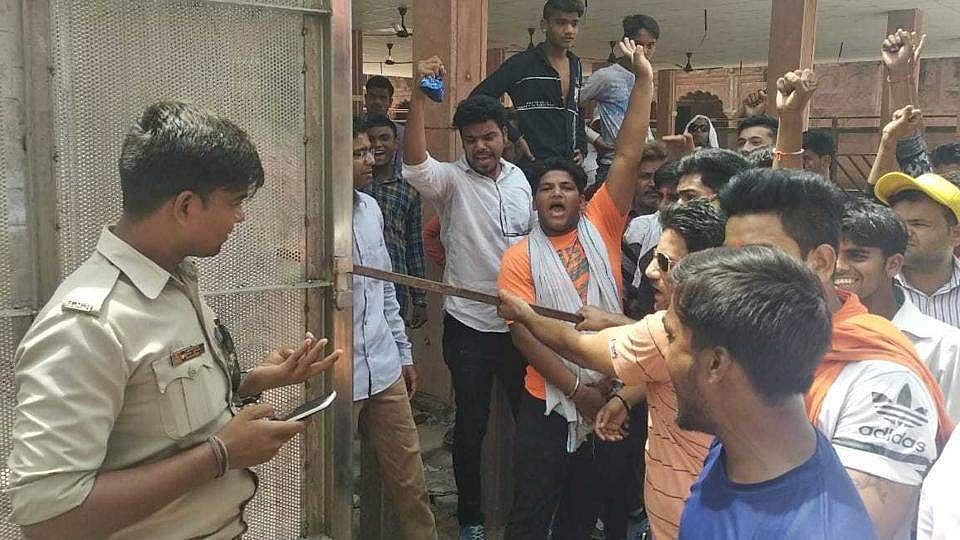 താജ്മഹലിന്റെ പ്രവേശനകവാടത്തില്‍ ഗേറ്റ് സ്ഥാപിച്ചു;ക്ഷേത്ര വഴി അടച്ചുകെട്ടിയെന്ന് ആരോപിച്ച് വിഎച്ച്പി പൊളിച്ചുനീക്കി