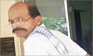 വിവരാവകാശത്തിന് മറുപടി നല്കിയില്ല; പി. ഡബ്ലു.ഡി എന്ജിനീയറെ ഓടിച്ചിട്ട് തല്ലി