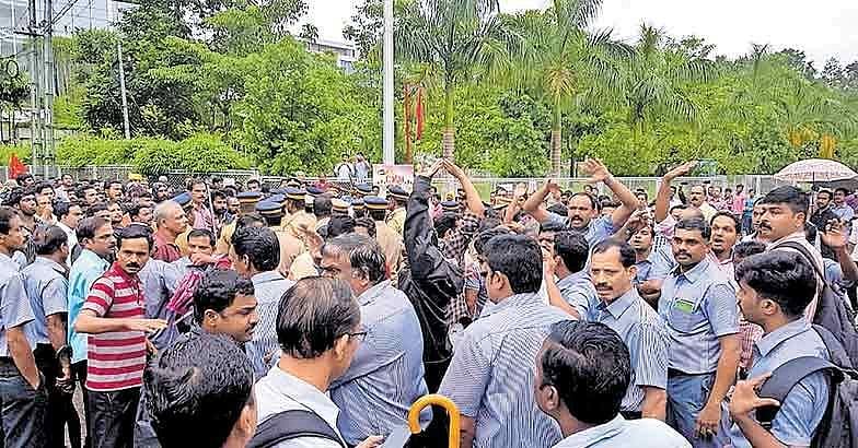 തൊഴിലാളികളുടെ സസ്‌പെന്‍ഷന്‍ പിന്‍വലിച്ചു; സിന്തൈറ്റ് സമരം ഒത്തുതീര്‍പ്പായി 