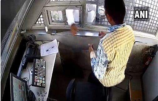 ജാട്ട് നേതാവ് ടോള്‍ പ്ലാസ ജീവനക്കാരനെ മര്‍ദിക്കുന്നതിന്റെ ദൃശ്യങ്ങള്‍ പുറത്ത് ( വീഡിയോ)