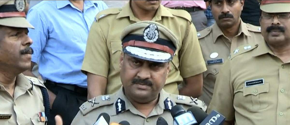 കോഴിക്കോട്ടെ ബാര്ബര് മീശ മുറിച്ചത് ശരിയായില്ല; സുധേഷ് കുമാറിന്റെ മുടിമുറിക്കാന് കണ്ണൂരില് നിന്ന് ആളെ ഇറക്കി