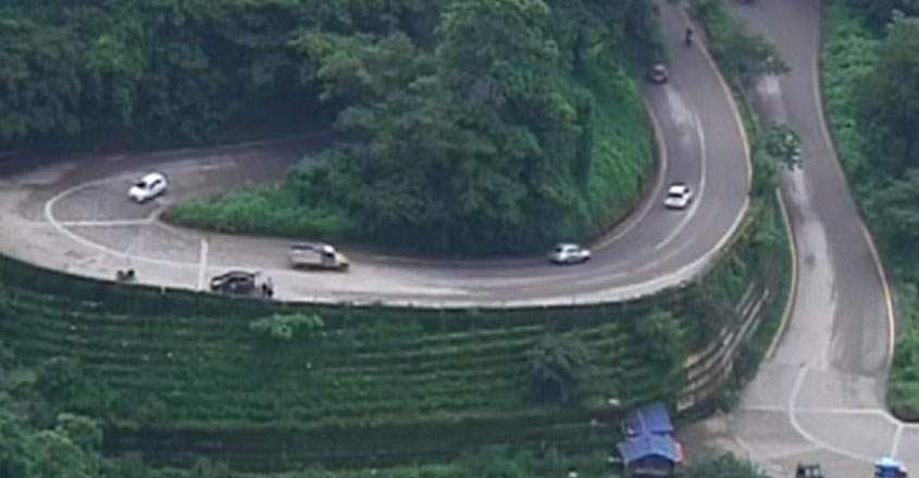 മണ്ണിടിഞ്ഞു; താമരശ്ശരി ചുരം വഴിയുള്ള ഗതാഗതം പൂര്‍ണമായി നിരോധിച്ചു 