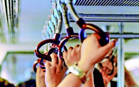 തിരക്കുള്ള ബസില്‍ അവശനിലയില്‍ നിന്ന സഹയാത്രികയ്ക്ക് സീറ്റ് നല്‍കി; യുവതിക്ക് നഷ്ടമായത് 46,000 രൂപ