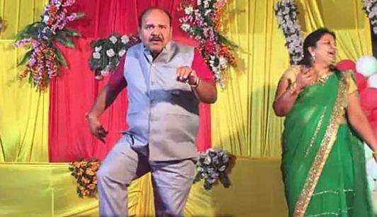 ഗോവിന്ദ സ്‌റ്റൈലില്‍ അധ്യാപകന്റെ ഡാന്‍ഡ്; ഈ വീഡിയോ കണ്ടാല്‍ നിങ്ങളും ഡാന്‍സ് കളിച്ചുപോകും