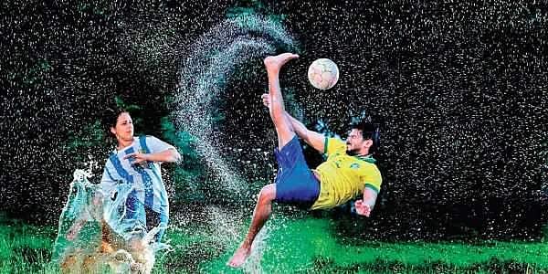വേള്ഡ്കപ്പല്ലേ, കല്യാണമല്ലേ ക്യാമറയും കൂടെ ചാടട്ടെ! ആ ഫോട്ടോ വൈറലായതിങ്ങനെ