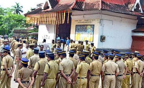 മുണ്ടുടുക്കാന്‍ അറിയാത്ത മേലാളന്മാര്‍ക്ക് മുണ്ട് ഉടുപ്പിച്ചുകൊടുക്കണം; ഗുരുവായൂരിലും അടിമപ്പണിക്ക് കുറവില്ല
