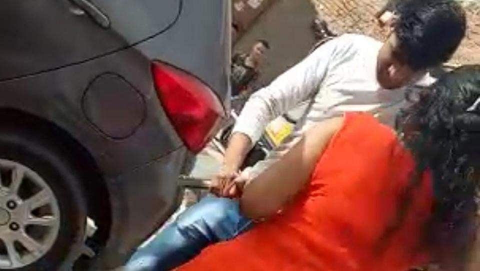 വഴിയടച്ച് ഓട്ടോ പാര്‍ക്ക് ചെയ്തു; ഓട്ടോഡ്രൈവറെ സ്‌കൂട്ടര്‍യാത്രക്കാരി വെടിവെച്ചു  