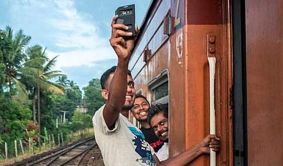 റെയില്‍വേ സ്റ്റേഷനില്‍ നിന്ന് സെല്‍ഫി എടുത്താന്‍ 2000 നഷ്ടമാകും; സെല്‍ഫി നിരോധനം ഏര്‍പ്പെടുത്തി റെയില്‍വേ